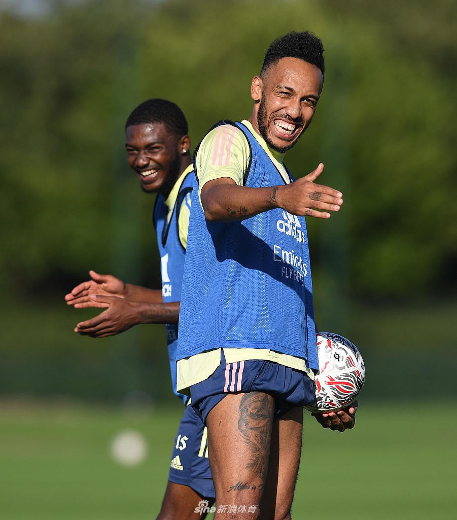 包含今晨体能课后，阿森纳内部沟通备战足总杯，悬念犹存，医务组通报恢复的词条